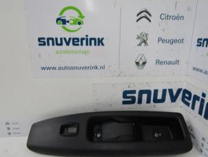 Używane Uchwyt drzwi prawych wersja 2-drzwiowa Opel Combo 1.6 CDTI 16V ecoFlex Dualogic Cena na żądanie oferowane przez Snuverink Autodemontage