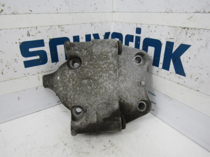 Used Alternator upper bracket Peugeot 206 (2A/C/H/J/S) 1.4 XR,XS,XT,Gentry Price € 25,00 Margin scheme offered by Snuverink Autodemontage