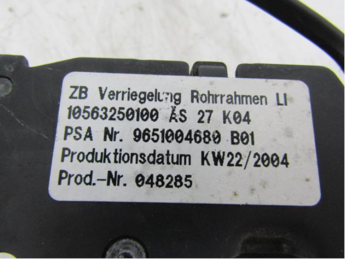 Cierre de bloqueo de capota de un Peugeot 307 CC (3B) 2.0 16V 2006
