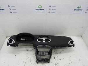 Used Dashboard Renault Clio III (BR/CR) 1.2 16V 75 Price € 125,00 Margin scheme offered by Snuverink Autodemontage