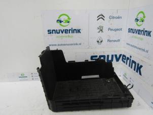Usados Caja de batería Peugeot 2008 (CU) 1.2 12V e-THP PureTech 110 Precio € 30,00 Norma de margen ofrecido por Snuverink Autodemontage