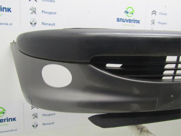 Stoßstange vorne van een Peugeot 206 (2A/C/H/J/S) 1.4 XR,XS,XT,Gentry 2000