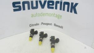 Używane Wtryskiwacz (wtrysk benzyny) Renault Clio IV (5R) 0.9 Energy TCE 90 12V Cena € 20,00 Procedura marży oferowane przez Snuverink Autodemontage