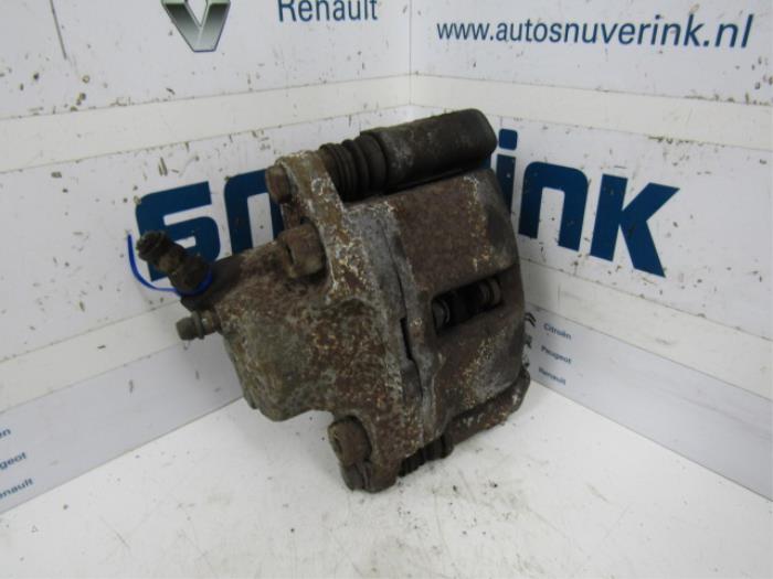 Begagnade Främre bromsok, vänster Renault Twingo (C06) 1.2 16V Pris € 14,98 Marginaltabell erbjuds av Snuverink Autodemontage