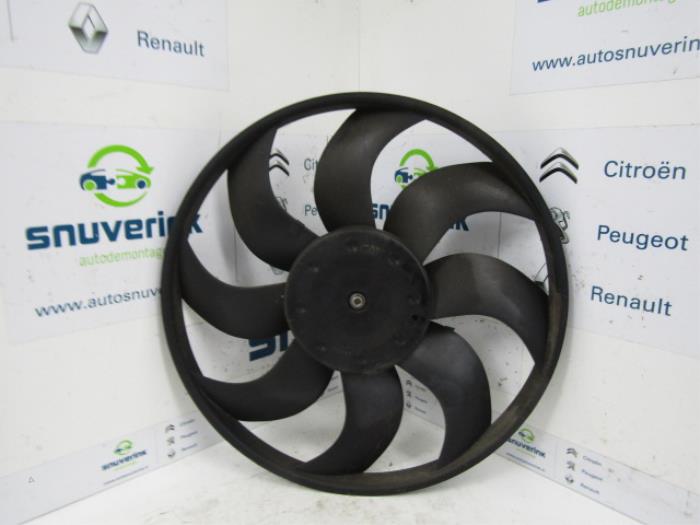 Fan motor from a Renault Master IV (MA/MB/MC/MD/MH/MF/MG/MH) 2.3 dCi 16V 2011
