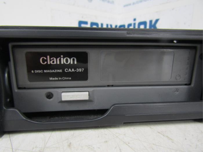 CD player from a Citroën C5 II Break (RE) 2.0 HDiF 16V 2005