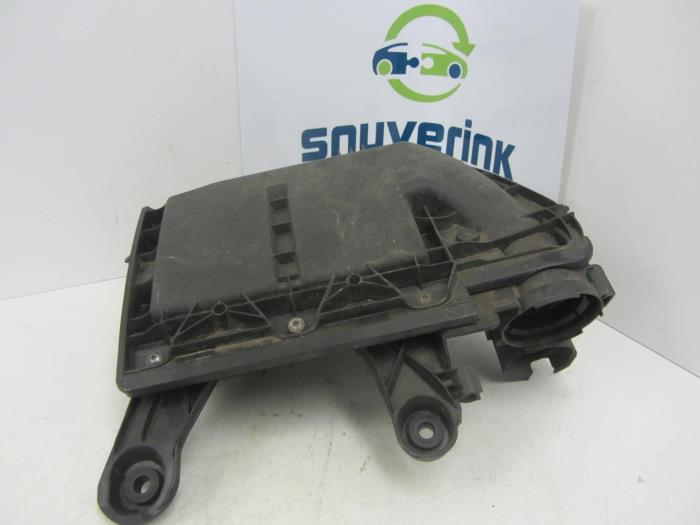 Begagnade Luftfilterhus Peugeot 5008 I (0A/0E) 1.6 HDiF 16V Pris € 21,25 Marginaltabell erbjuds av Snuverink Autodemontage