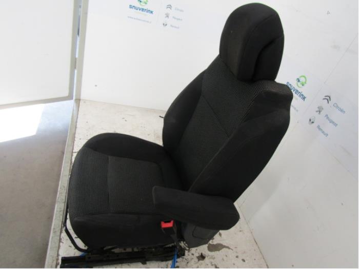 Fotel prawy z Peugeot 5008 I (0A/0E) 1.6 HDiF 16V 2011