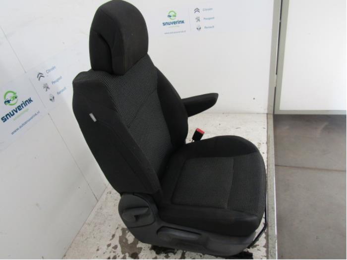 Fotel prawy z Peugeot 5008 I (0A/0E) 1.6 HDiF 16V 2011