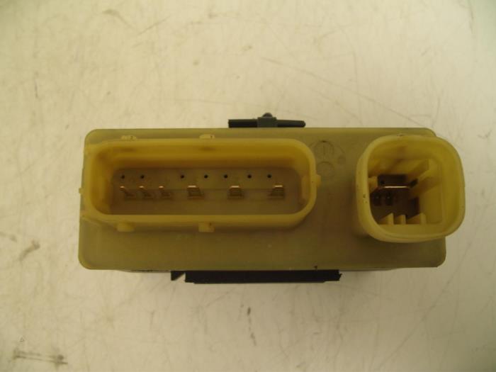 Relay from a Peugeot 5008 I (0A/0E) 1.6 HDiF 16V 2011