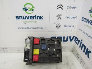 Używane Skrzynka bezpieczników Renault Laguna II Grandtour (KG) 1.8 16V Cena € 65,00 Procedura marży oferowane przez Snuverink Autodemontage