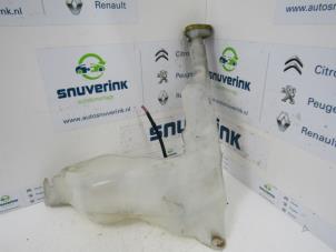 Usados Depósito de lavaparabrisas delante Renault Mascott 3.0 DXi 16V Precio de solicitud ofrecido por Snuverink Autodemontage