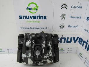 Usados Pinza de freno izquierda delante Renault Mascott 3.0 DXi 16V Precio € 32,66 IVA incluido ofrecido por Snuverink Autodemontage