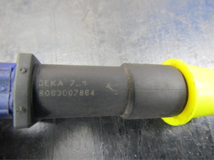 Injector (petrol injection) from a Citroën C4 Picasso (UD/UE/UF) 2.0 16V Autom. 2008