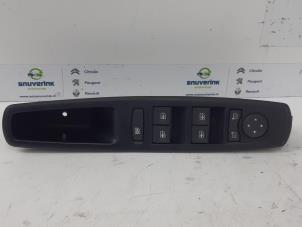 Used Electric window switch Renault Megane III Grandtour (KZ) 1.5 dCi 110 Price € 35,00 Margin scheme offered by Snuverink Autodemontage
