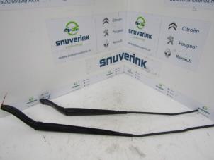 Used Front wiper arm Peugeot Expert (VA/VB/VE/VF/VY) 2.0 Blue HDi 120 16V Price € 42,35 Inclusive VAT offered by Snuverink Autodemontage