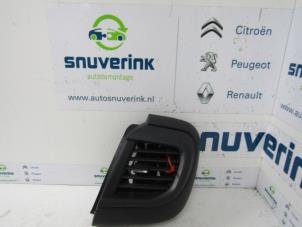 Używane Kratka wentylacyjna deski rozdzielczej Peugeot Expert (VA/VB/VE/VF/VY) 2.0 Blue HDi 120 16V Cena € 36,30 Z VAT oferowane przez Snuverink Autodemontage