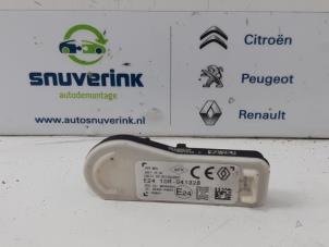 Usados Sensor de presión de neumáticos Renault Captur (2R) 0.9 Energy TCE 12V Precio € 25,00 Norma de margen ofrecido por Snuverink Autodemontage