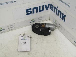 Used Door window motor Renault Clio III Estate/Grandtour (KR) 1.2 16V TCE 100 Price on request offered by Snuverink Autodemontage