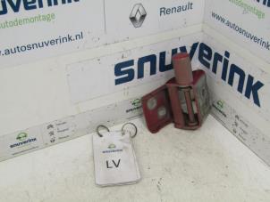 Used Front door hinge, left Renault Clio III Estate/Grandtour (KR) 1.2 16V TCE 100 Price € 25,00 Margin scheme offered by Snuverink Autodemontage