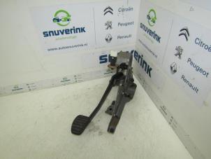 Used Brake pedal Renault Clio III Estate/Grandtour (KR) 1.2 16V TCE 100 Price on request offered by Snuverink Autodemontage