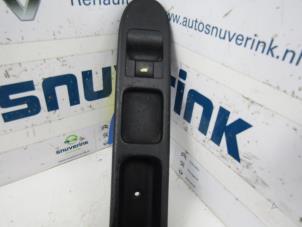 Used Electric window switch Peugeot 307 SW (3H) 1.6 16V Price € 20,00 Margin scheme offered by Snuverink Autodemontage