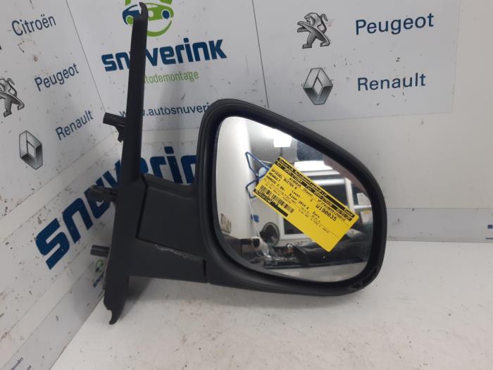 Retrovisor externo derecha de un Renault Kangoo Express (FW) 1.5 dCi 90 FAP 2014