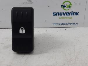 Used Central locking switch Dacia Logan MCV (KS) 1.6 Price € 15,00 Margin scheme offered by Snuverink Autodemontage