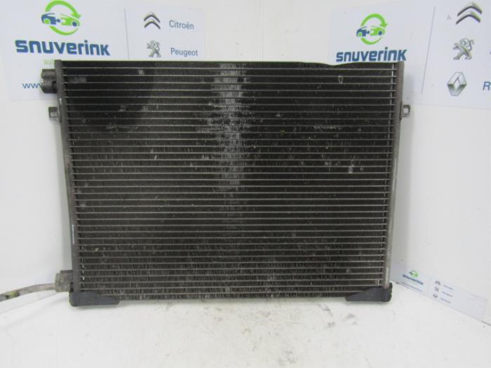 Air conditioning condenser from a Renault Trafic New (FL) 1.9 dCi 82 16V 2005