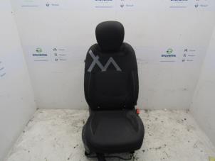 Używane Fotel prawy Renault Captur (2R) 1.5 Energy dCi 90 FAP Cena € 90,00 Procedura marży oferowane przez Snuverink Autodemontage