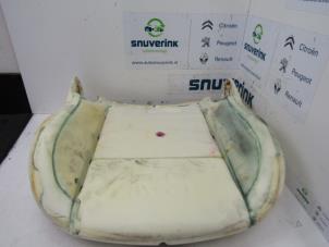Używane Siedzisko fotela lewego Renault Twingo II (CN) 1.6 16V RS Cena € 70,00 Procedura marży oferowane przez Snuverink Autodemontage