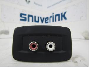 Usados Conexión AUX-USB Renault Scénic III (JZ) 1.6 16V Precio € 19,99 Norma de margen ofrecido por Snuverink Autodemontage