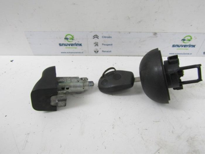 Fuel cap from a Renault Master IV (MA/MB/MC/MD/MH/MF/MG/MH) 2.3 dCi 16V 2013