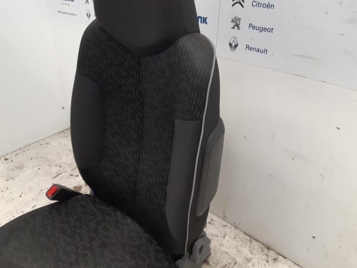 Seat, left from a Peugeot 107 1.0 12V 2010