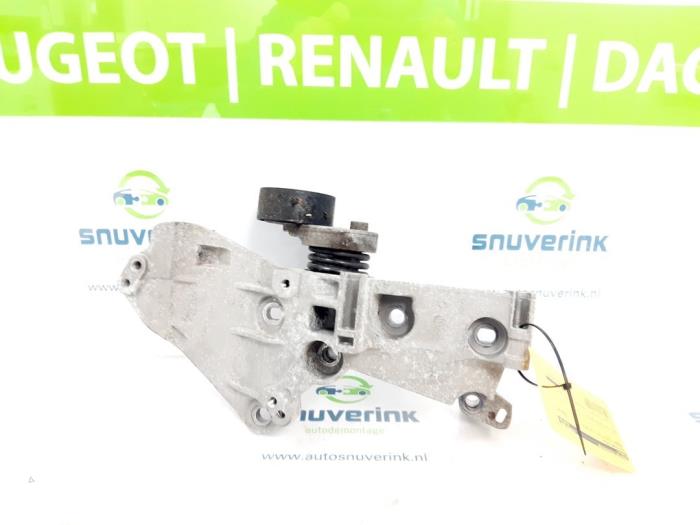 Usagé Support dynamo haut Renault Clio IV (5R) 1.5 dCi 90 FAP Prix € 34,00 Règlement à la marge proposé par Snuverink Autodemontage