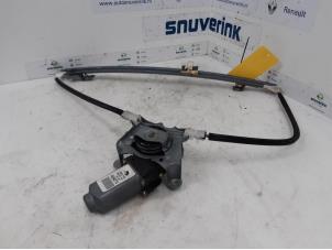 Używane Mechanizm szyby lewej przedniej wersja 4-drzwiowa Renault Scénic I (JA) 1.8 16V Cena € 35,00 Procedura marży oferowane przez Snuverink Autodemontage