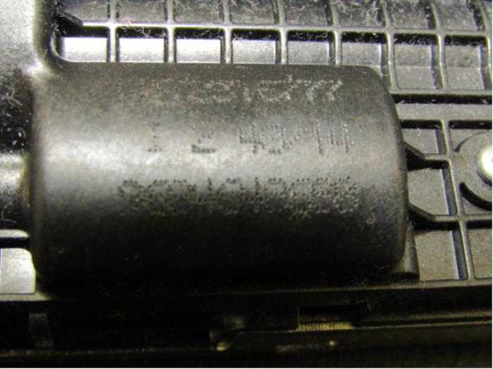 Tailgate lock mechanism from a Citroën C3 (SC) 1.2 VTi 82 12V 2015