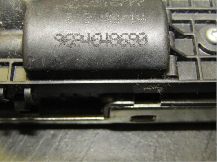 Tailgate lock mechanism from a Citroën C3 (SC) 1.2 VTi 82 12V 2015