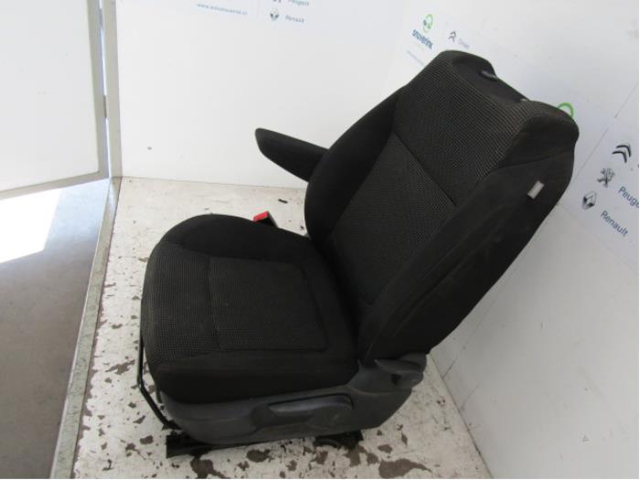 Fotel lewy z Peugeot 5008 I (0A/0E) 1.6 HDiF 16V 2011