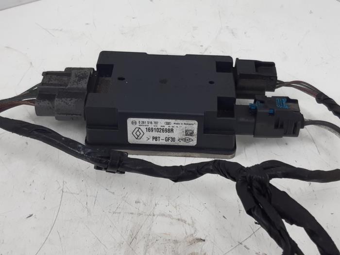 Fuel pump relay from a Renault Megane IV Estate (RFBK) 1.5 Energy dCi 110 2016