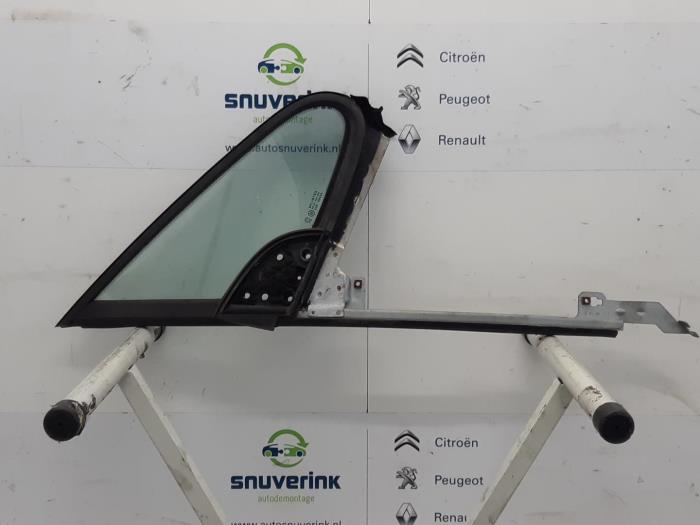 Usados Ventanilla triangular derecha delante Peugeot 307 CC (3B) 2.0 16V Precio € 67,50 Norma de margen ofrecido por Snuverink Autodemontage