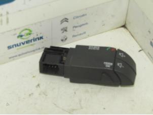Used Steering wheel mounted radio control Renault Clio IV (5R) 0.9 Energy TCE 90 12V Price € 20,00 Margin scheme offered by Snuverink Autodemontage