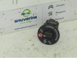Used Airbag switch Renault Clio IV (5R) 0.9 Energy TCE 90 12V Price € 20,00 Margin scheme offered by Snuverink Autodemontage