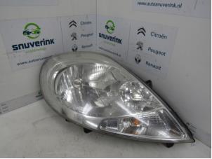 Używane Reflektor prawy Renault Trafic New (FL) 2.0 dCi 16V 90 Cena € 78,65 Z VAT oferowane przez Snuverink Autodemontage
