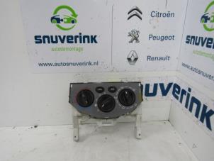 Używane Panel sterowania nagrzewnicy Renault Trafic New (FL) 2.5 dCi 16V 145 Cena € 54,45 Z VAT oferowane przez Snuverink Autodemontage