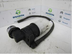 Used Windscreen washer pump Renault Trafic New (FL) 2.0 dCi 16V 90 Price on request offered by Snuverink Autodemontage
