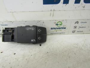 Used Radio remote control Renault Trafic New (FL) 2.0 dCi 16V 90 Price € 18,15 Inclusive VAT offered by Snuverink Autodemontage