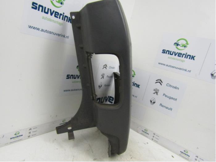 Rear bumper component, right from a Renault Trafic New (FL) 2.0 dCi 16V 115 2008