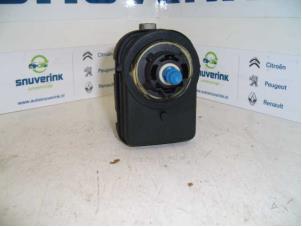 Used Headlight motor Renault Trafic New (FL) 1.9 dCi 82 16V Price € 30,00 Margin scheme offered by Snuverink Autodemontage