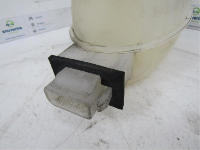 Expansion vessel from a Renault Trafic New (FL) 2.5 dCi 16V 115 FAP 2008